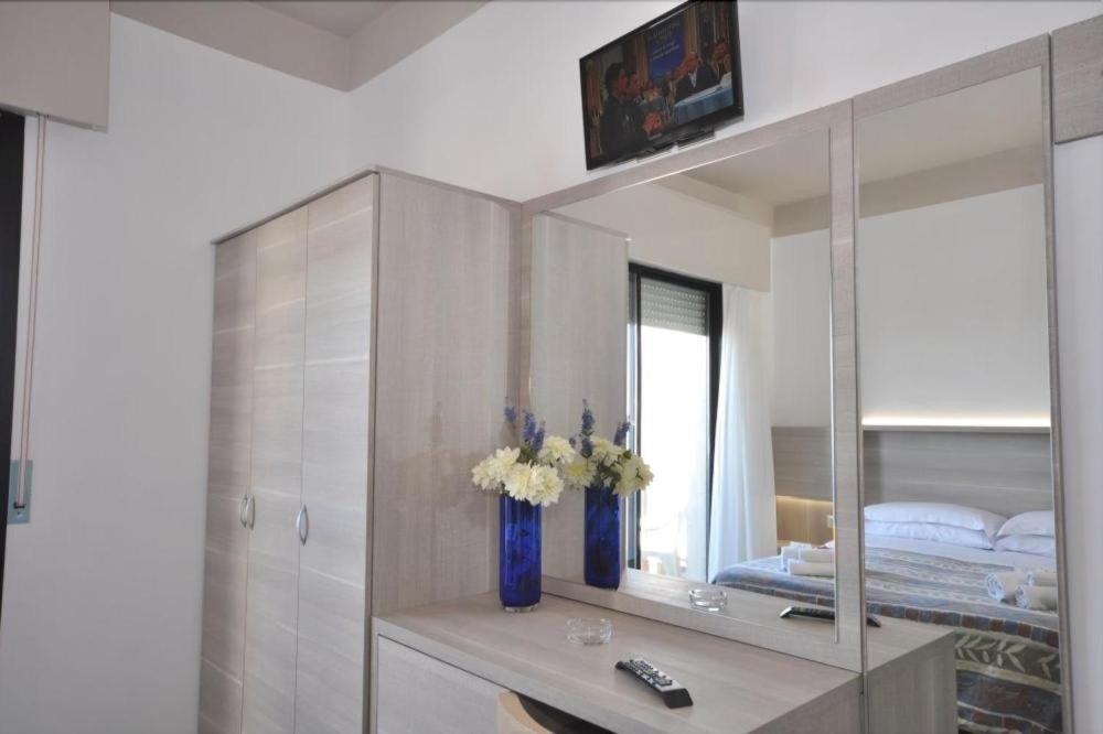Hotel Alhambra Rimini Bagian luar foto